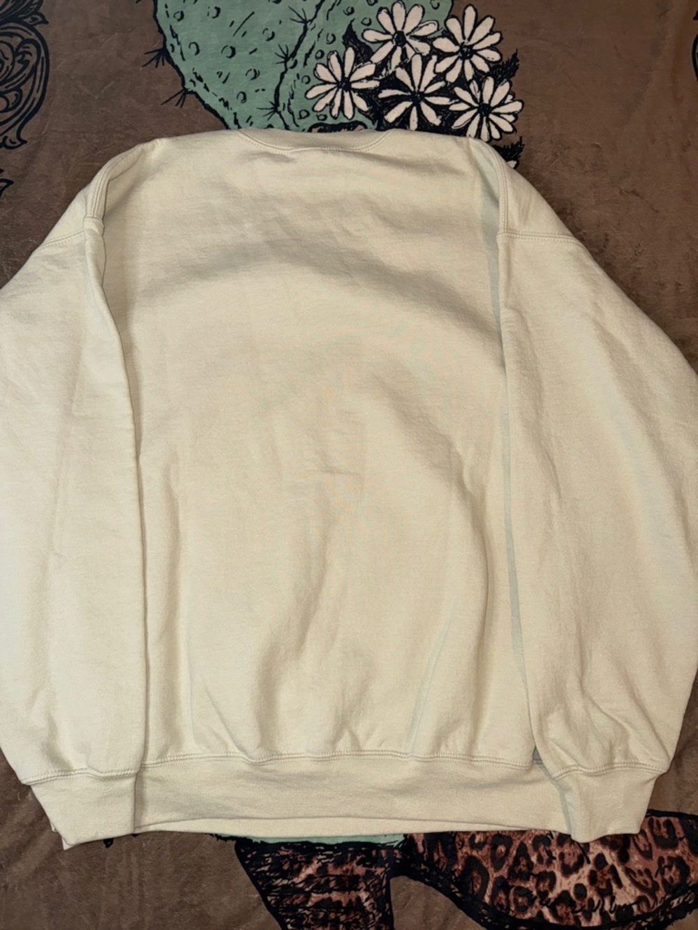 NWOT Gildan Cream Crewneck Sweatshirt with COZY Season Graphic - Picture 5 of 5